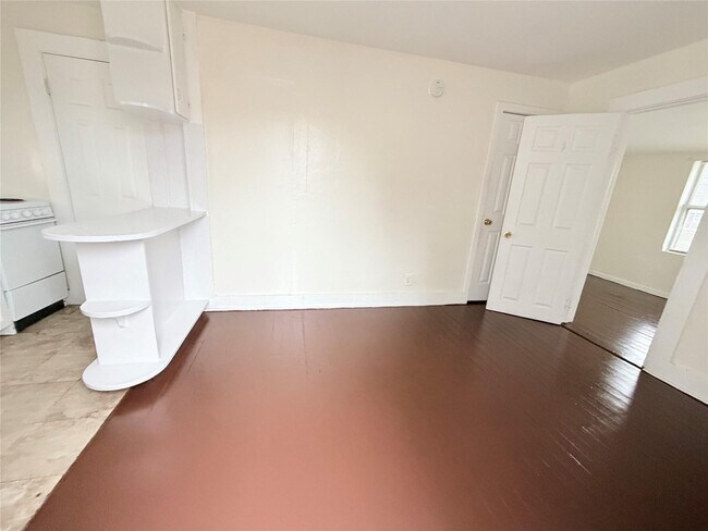 Building Photo - 4341 Pinewood Ave