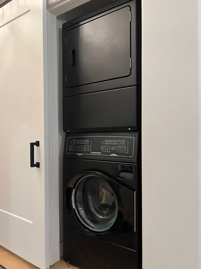 Building Photo - 5037 Rosewood Ave