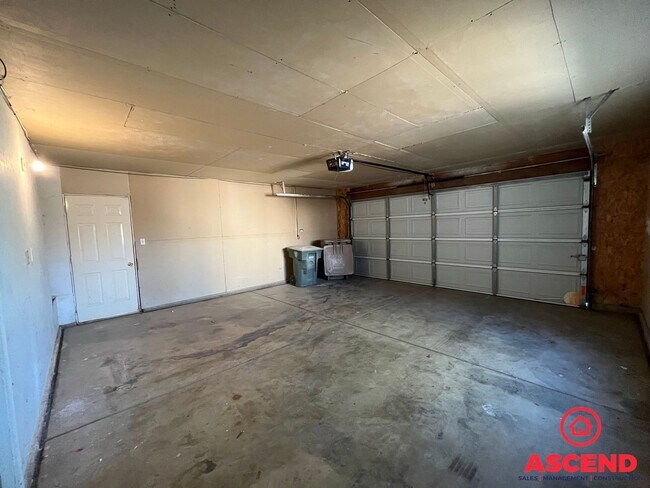 Building Photo - Spacious 3BD/2BA Home on a Large Lot in Bakersfield — Covered Patio, Garage & Pets Welcome!