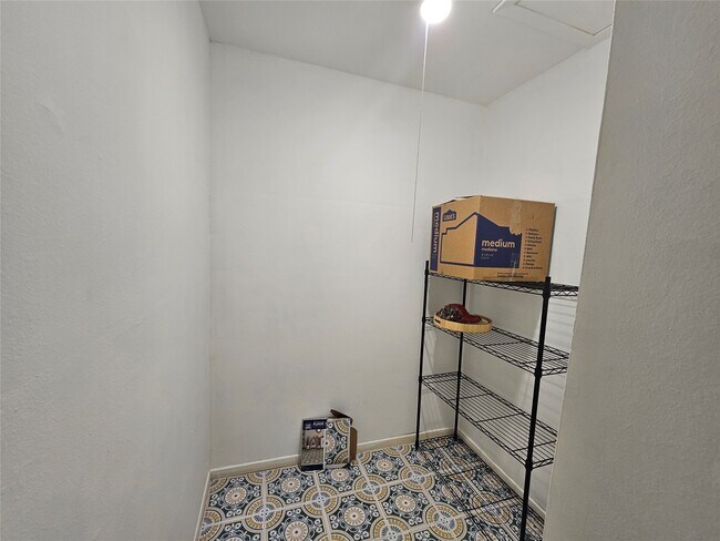 Building Photo - 8287 Kingsbrook Rd