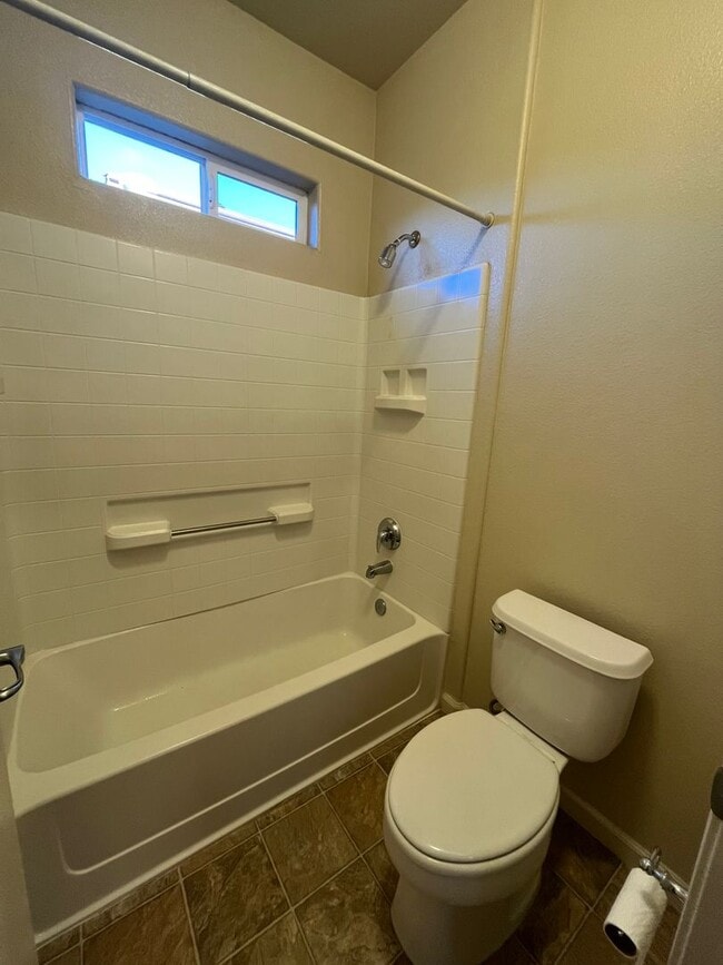 Building Photo - Spacious 2 bed 2 bath condo available in N...