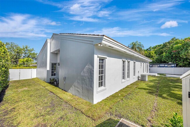 Building Photo - 6841 SW 71st Ave