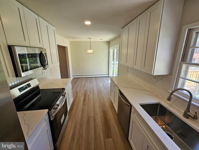 Building Photo - 14236 Caroline St