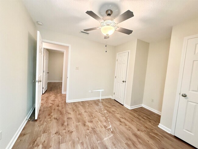 Building Photo - 140 Huisache St