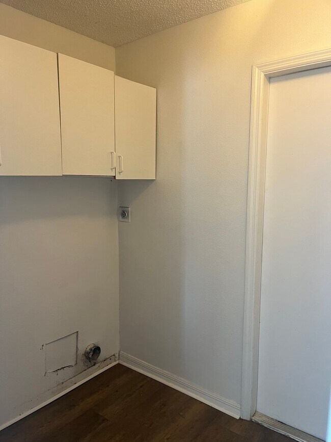 Building Photo - 3 BR/2BA $1950 Middleburg