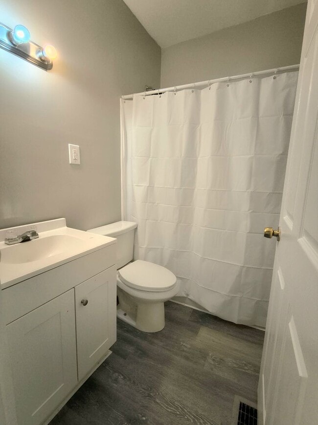 Building Photo - Charming 2br/1ba house near downtown