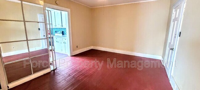 Building Photo - 320 N Barcelona St