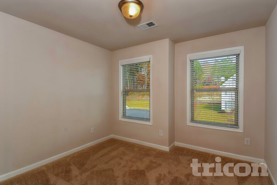 Building Photo - 221 Ireland Ln