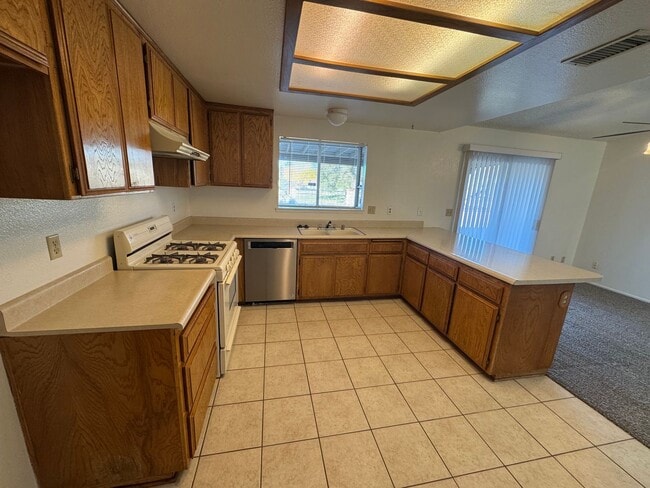 Building Photo - Home off the Green Tree Golf Course