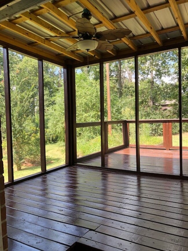 Building Photo - Travelers Rest !! 3 BR, 2 BA with Great Living Space - Den, Bonus Room, Primary Suite has a HUGE ...