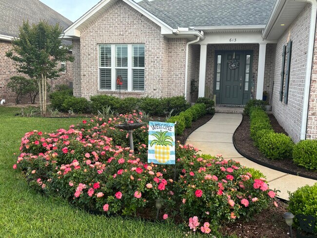 Building Photo - 613 Tulip Tree Way