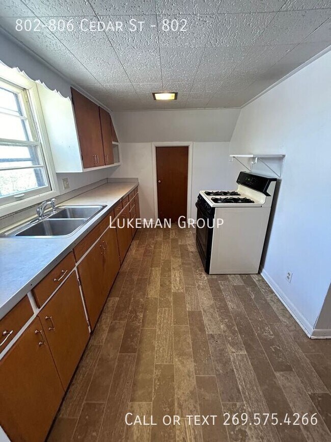 Building Photo - 802-806 Cedar St-802