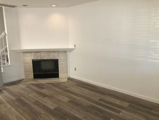 Building Photo - Desirable 3 Bedroom Townhouse on the Southside of Livermore