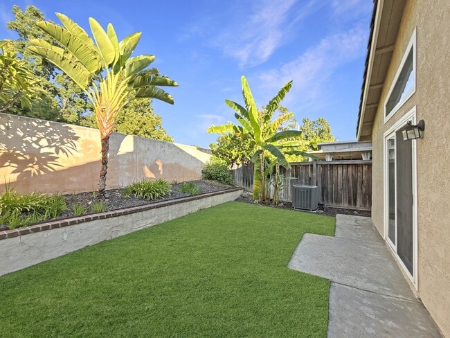 Building Photo - 5 Cll Rienda