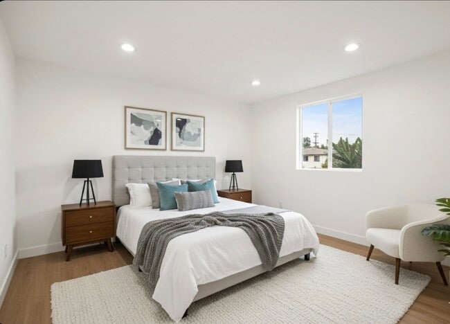 Building Photo - 4232 Rosewood Ave