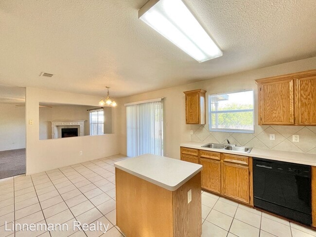 Building Photo - 3 br, 2.5 bath House - 4008 Sunflower Drive