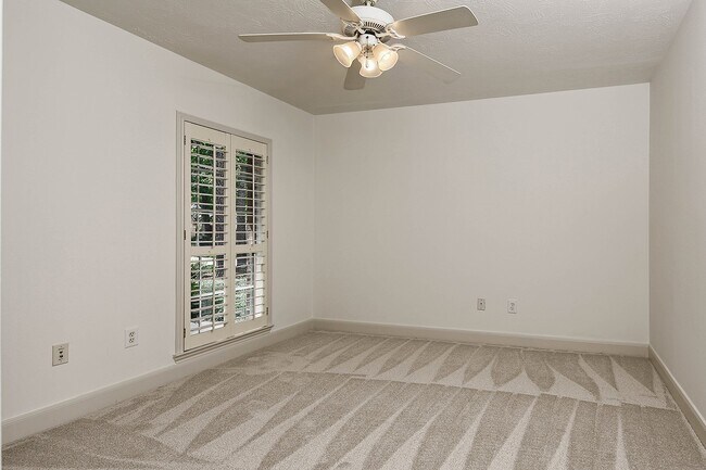 Building Photo - 15 Rockledge Dr