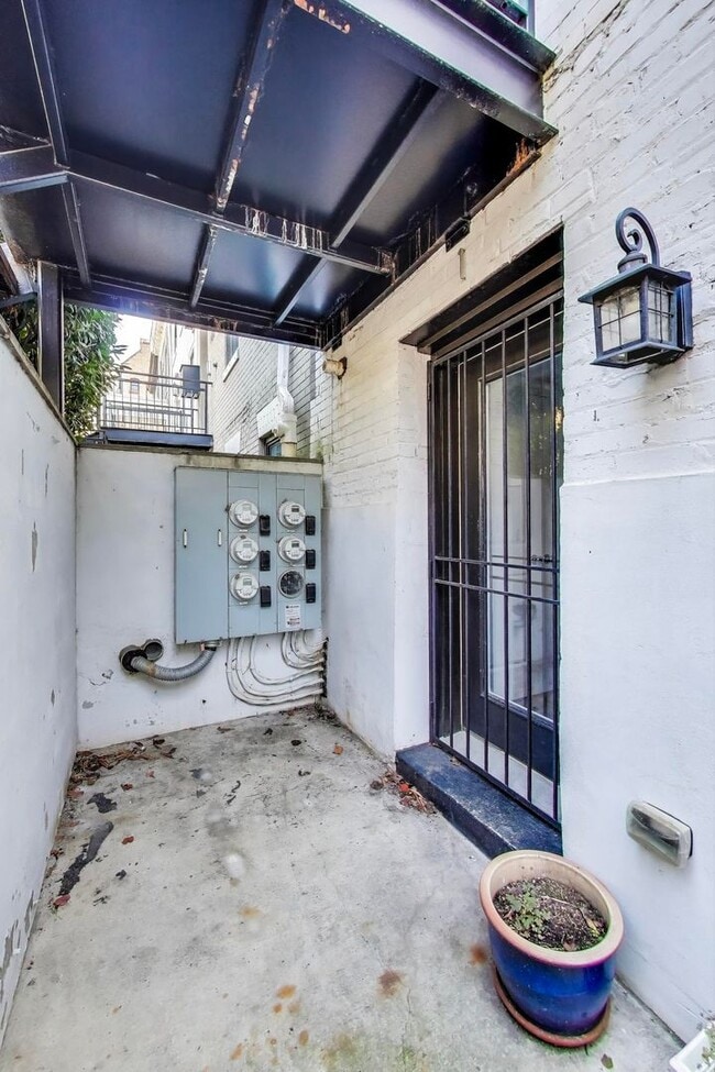 Building Photo - Happy on Harvard! Near New 2 + 2 close to ...
