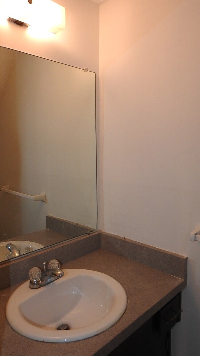 Building Photo - Rental Ready- Townhome in Raytown - 3bed 1...