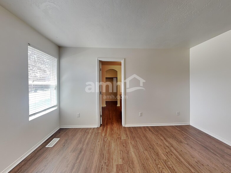 Building Photo - 4431 N Elsinore Ave