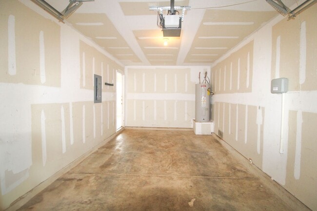 Building Photo - 16122 Branching Oaks