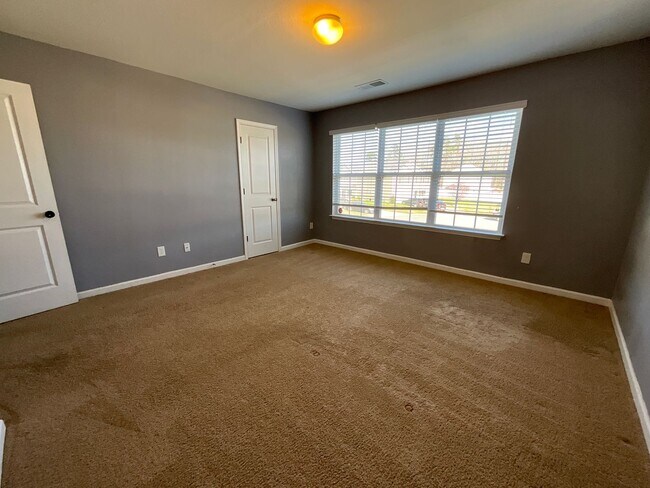 Building Photo - Large 5 bedroom home in Established Neighborhood ready to rent!