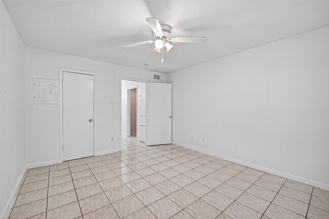 Building Photo - 7200 Clarewood Dr