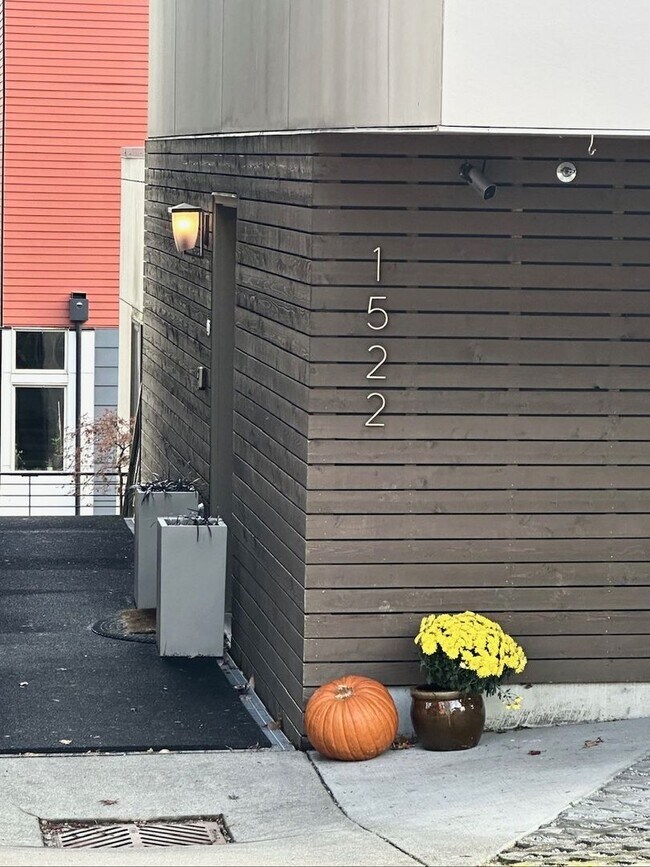 Building Photo - Beacon Hill Townhouse