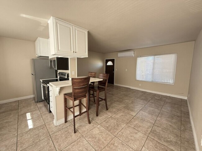 Building Photo - 565 Moss St