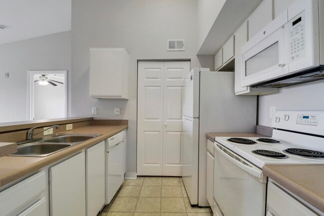 Building Photo - 141 SW Palm Dr