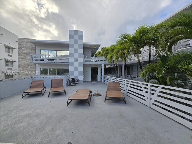 Building Photo - 1446 Ocean Dr