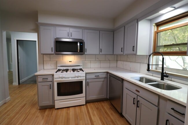 Building Photo - 855 Langlade Ave