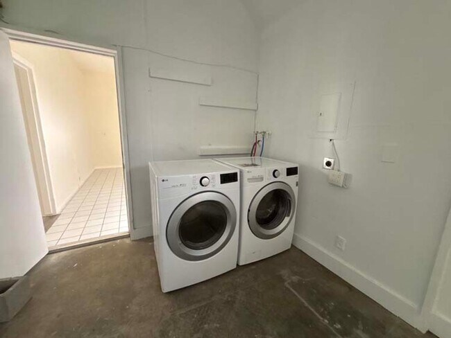 Building Photo - 915 Broadway St