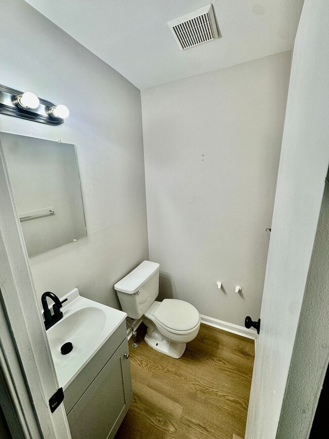 Building Photo - Chic 2-Bedroom Condo: Your Ideal Home in N...