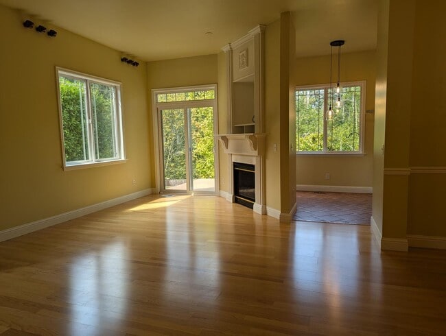 Building Photo - Modern 2-Bed, 2-Bath Home in Klahanie – Ex...