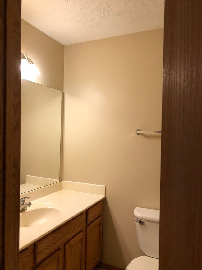 Building Photo - 2 bedroom, 2 bathroom, 2 car garage duplex