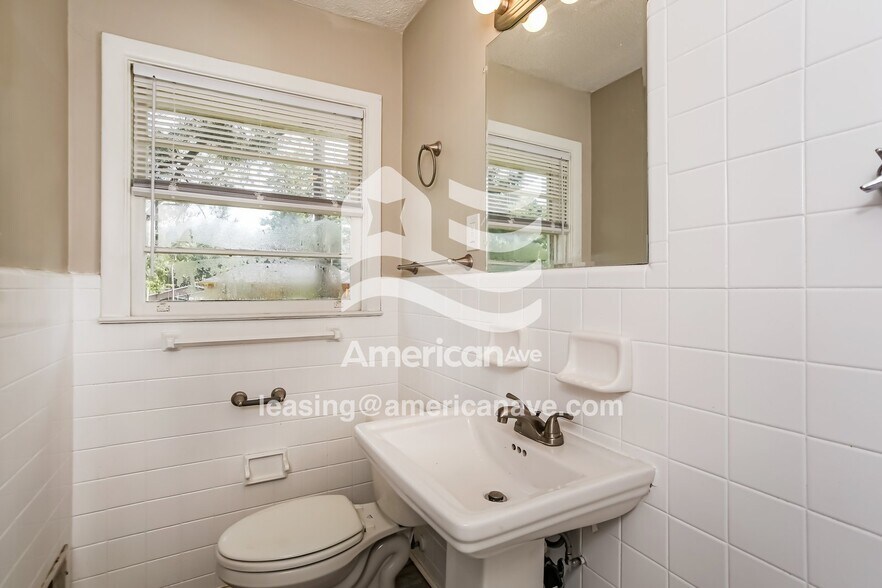 Building Photo - 1813 Bassler St