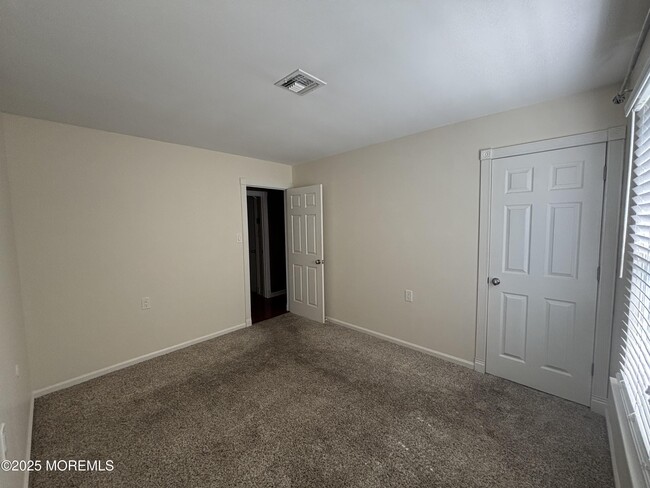 Building Photo - 11 Rushmore Dr