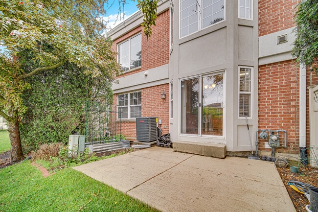 Building Photo - 364 Town Pl Cir