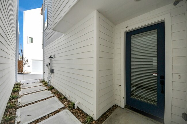 Building Photo - 3905 B Pinemont Dr