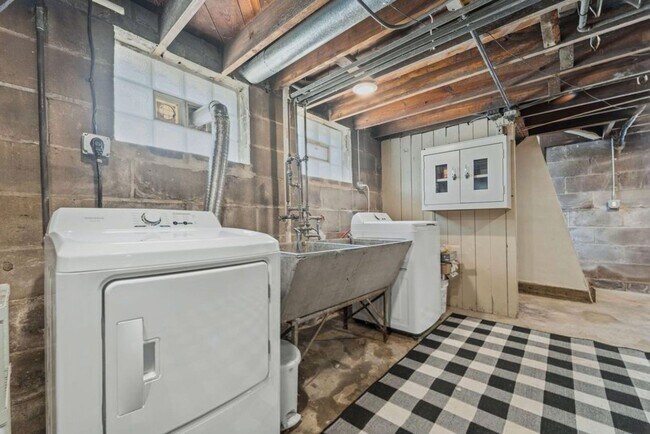 Building Photo - 1319 N 55th St