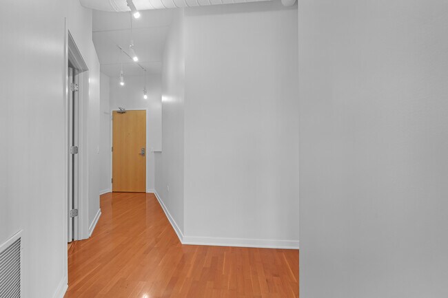 Building Photo - 647 Metropolitan Way