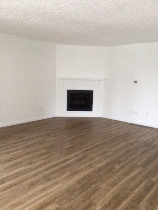 Building Photo - AVAILALBE NOW - Two Bedroom and Two Bath D...