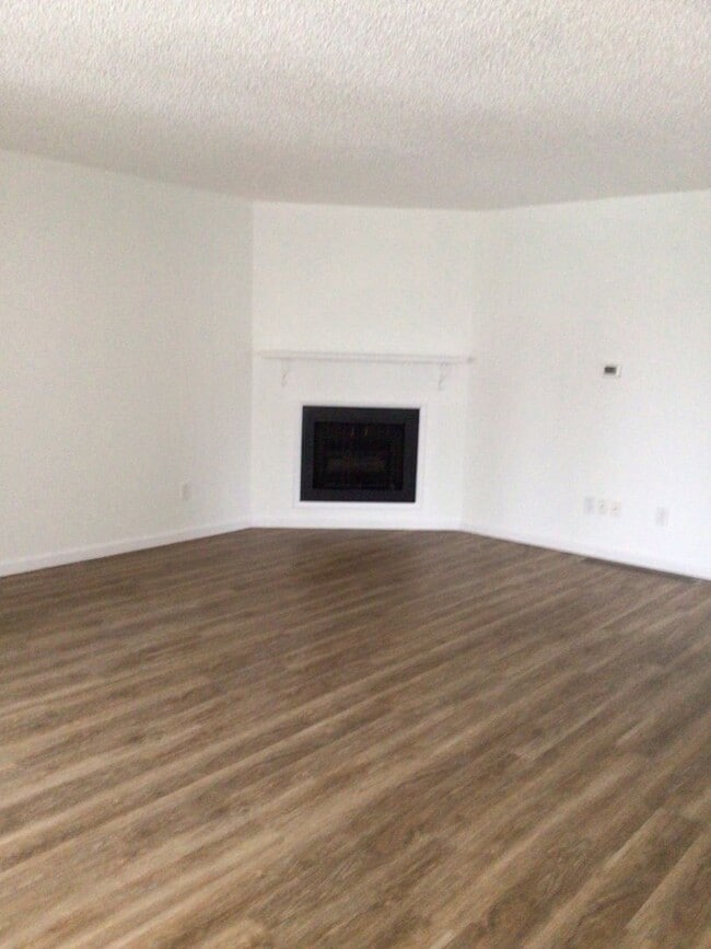 Building Photo - AVAILALBE NOW - Two Bedroom and Two Bath Duplex Unit in Central Park Neighborhood