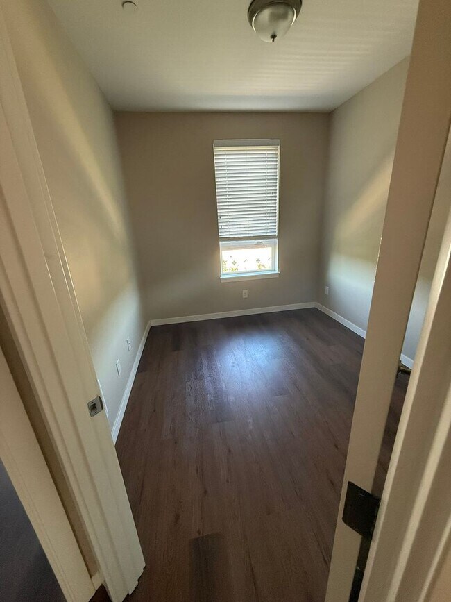 Building Photo - 3bd/2.25ba Lake Forest Park Townhome