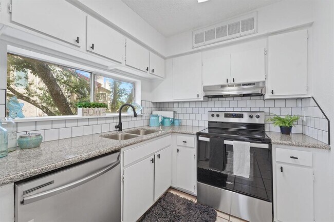 Building Photo - 10855 Meadowglen Ln