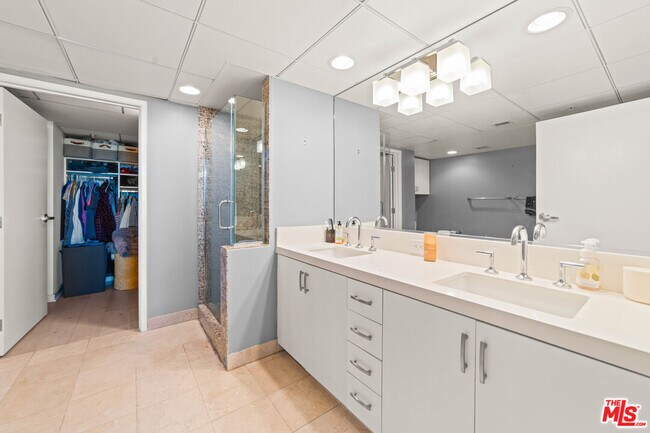 Building Photo - 13700 Marina Pointe Dr