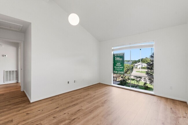 Building Photo - 49 April Point Dr N