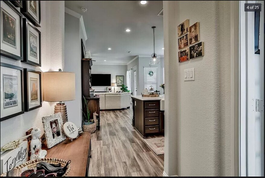 Entry View - 808 Parkside Dr
