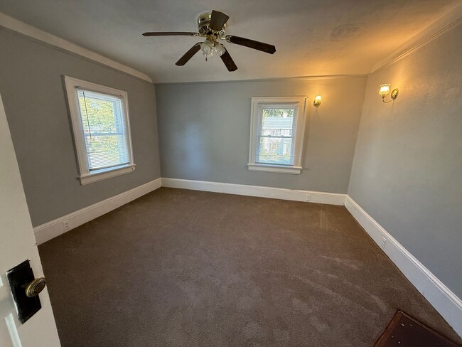 Building Photo - 903 Lee St N